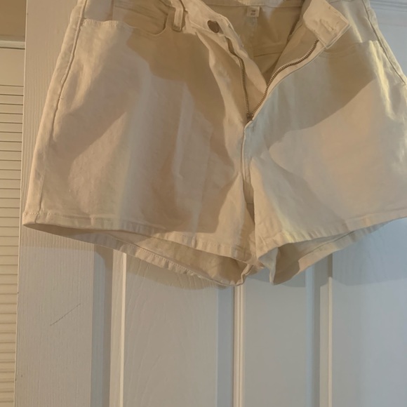 Universal Thread Beige Shorts, Size 18W NWT Never Worn. - Picture 3 of 5